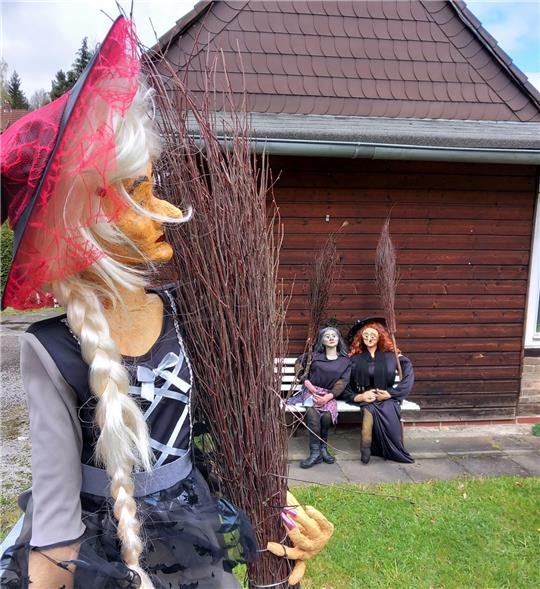 Diese drei Hexen warten schon voller Spannung auf die Walpurgisfeier und den Abflug zum Hexentanzplatz. Foto: Neddermeier