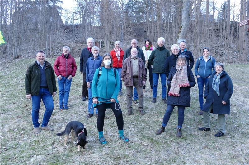 Diese ehrenamtlichen Waldführer des Nationalparks Harz bekommen die Jahresplakette von Leiter Dr. Roland Pietsch.  Foto: Nationalpark