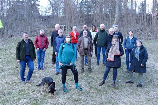 Diese ehrenamtlichen Waldführer des Nationalparks Harz bekommen die Jahresplakette von Leiter Dr. Roland Pietsch.  Foto: Nationalpark