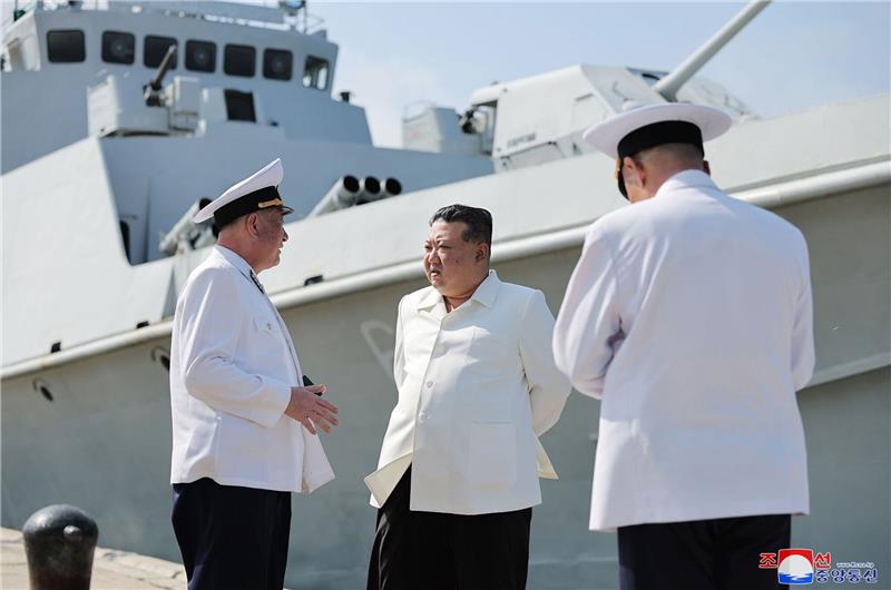 Diese undatierte Aufnahme soll Nordkoreas Kim Jong Un bei einem Besuch einer Marine-Einheit zeigen. Die Aufnahme wurde von der staatlichen nordkoreanischen Nachrichtenagentur KCNA zur Verfügung gestellt. Sein Inhalt kann nicht unabhängig verifiziert werden. Unabhängige Journalisten hatten keinen Zugang.