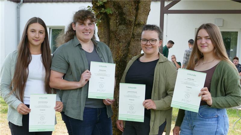 Diese vier Forstwirtinnen beendeten ihre Ausbildung bei den Niedersächsischen Landesforsten. Zwei der Absolventinnen fehlen auf dem Bild.
