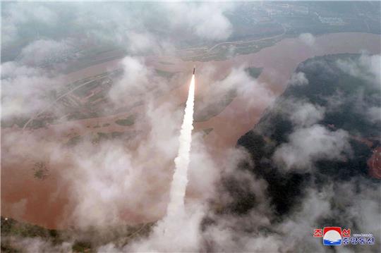 Diese von der staatlichen nordkoreanischen Nachrichtenagentur KCNA zur Verfügung gestellte Aufnahme soll nach eigenen Angaben den angeblichen Testabschuss am 12.07.2023 zeigen. Der Inhalt kann nicht unabhängig verifiziert werden.