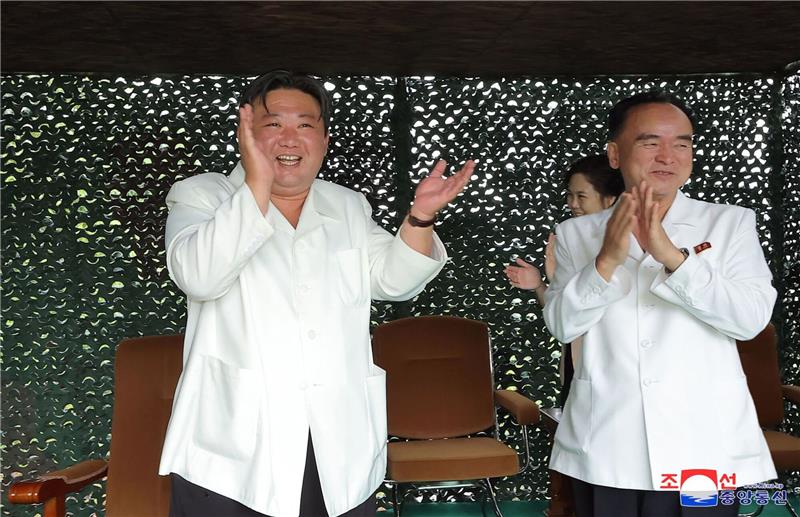 Nordkorea will neuartige Feststoffrakete getestet haben Diese von der staatlichen nordkoreanischen Nachrichtenagentur KCNA zur Verfügung gestellte Aufnahme zeigt nach eigenen Angaben Machthaber Kim Jong Un (l) beim Testabschuss der Rakete am 12.07.2023. Der Inhalt kann nicht unabhängig verifiziert werden.