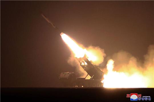 Diese von der staatlichen nordkoreanischen Nachrichtenagentur KCNA zur Verfügung gestellte Aufnahme soll den Abschuss eines strategischen Marschflugkörpers zeigen.