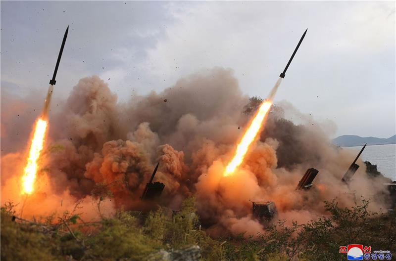 Seoul: Nordkorea feuert erneut Artilleriegeschosse ab Diese von der staatlichen nordkoreanischen Nachrichtenagentur KCNA zur Verfügung gestellte Aufnahme zeigt eine Militärübung. Dieser Inhalt kann nicht unabhängig verifiziert werden.