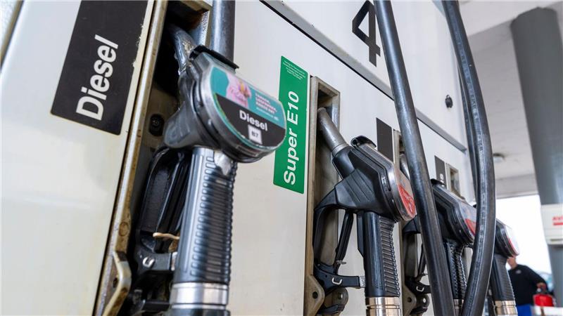 Diesel ist derzeit wieder teurer als Super E10 - auch das ist eine Folge des Iran-Krieges. 