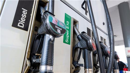 Diesel ist derzeit wieder teurer als Super E10 - auch das ist eine Folge des Iran-Krieges. 
