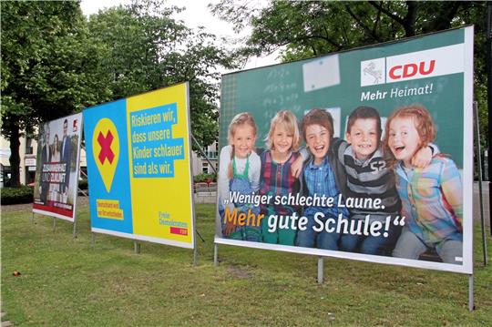 Diesen Wahlkampf wird man sehen: FDP, SPD und CDU haben Ihre Plakate bereits aufgehängt oder künden davon auch in den Sozialen Netzwerken. Die anderen Parteien folgen noch. Demnächst kommen noch viele „Wesselmänner“ dazu, das sind große Plakatwände wie die auf dem Foto aus dem Wahlkampf 2016.  Fotos: Privat/GZ-Archiv