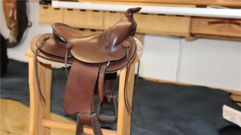 Handwerk aus Leidenschaft: Westernsattel aus Dörnten Diesen Westernsattel hält der Sattlermeister in seiner Dörntener Werkstatt als Muster parat.