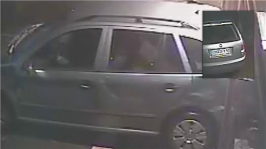 Diesen silberfarbenen Skoda Fabia nutzten zwei bislang noch unbekannte Täter bei einem Spielcasino-Einbruch. Fotos: Polizei