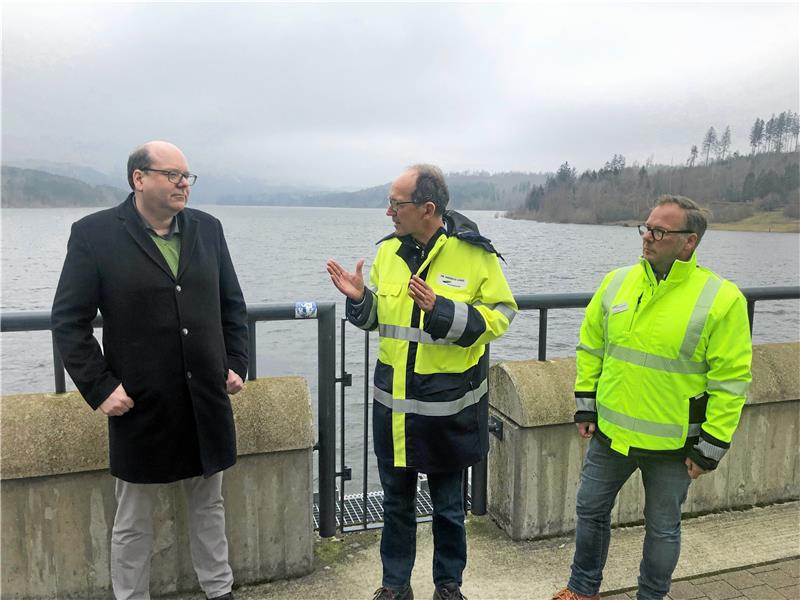 SPD kritisiert Ausbaupläne für die Granetalsperre Dieser Besuch bringt die Astfelder zum Handeln: Umweltminister Christian Meyer (li.) informiert sich im März auf dem Damm der Granetalsperre über Pläne der Harzwasserwerke, den Damm um bis zu zwölf Meter zu erhöhen. HWW-Abteilungsleiter Andreas Lange und Geschäftsführer Lars Schmidt erläutern das Vorhaben. Foto: Stade