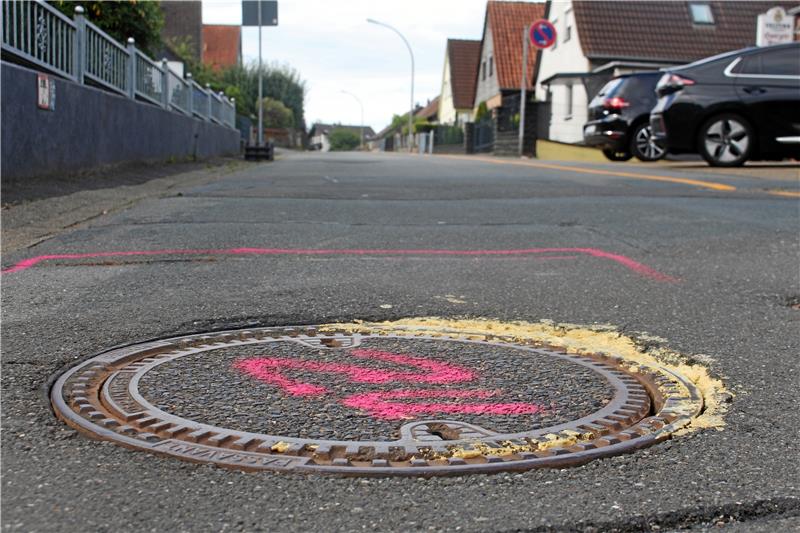 Dieser Gullydeckel befindet sich direkt vor dem Haus von Sigrid Künzel-Keune.