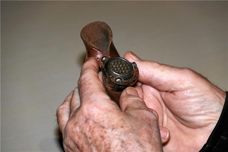 Museumsverein rätselt über mysteriöse Gegenstände Dieser Handschuh kommt bei Segelmachern zum Einsatz. Foto: Roß