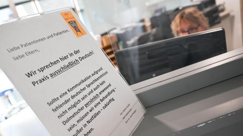 Kinderarztpraxis behandelt nur deutschsprachige Patienten Dieser Hinweis am Empfang sorgt für Wirbel.