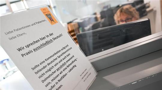 Dieser Hinweis am Empfang sorgt für Wirbel.