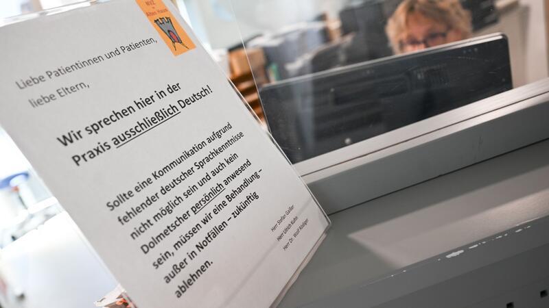 Wirbel um Deutschpflicht: Kinderärzte verzichten auf Schild Dieser Hinweis am Empfang sorgte für Wirbel. (Archivbild)