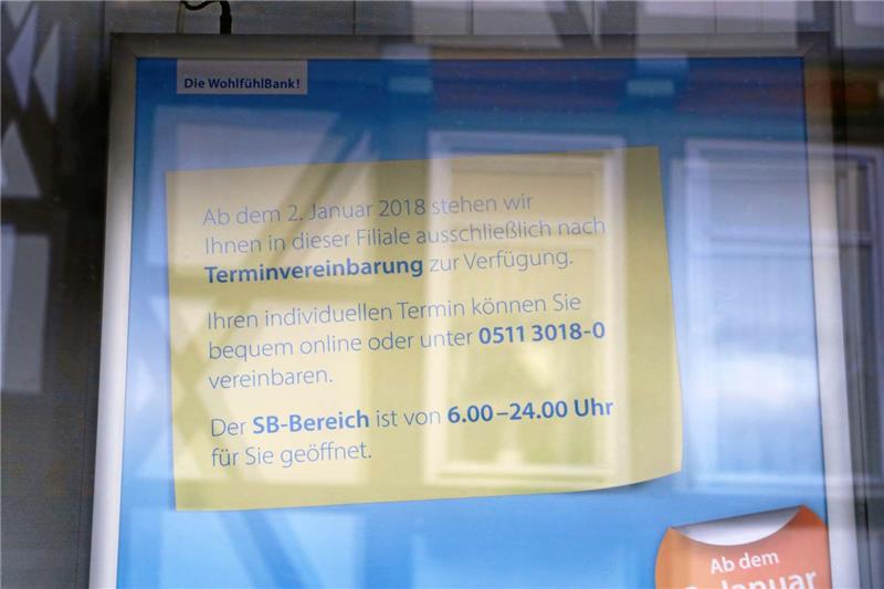 Dieser Hinweis hängt im Schaufenster der Filiale.