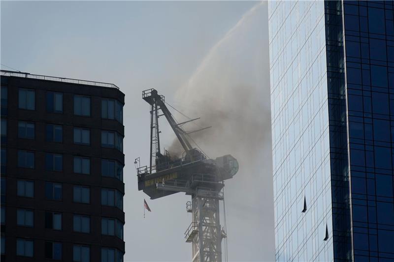Kran in New York bricht nach Feuer teilweise zusammen Dieser Kran hatte bei Bauarbeiten in New York Feuer gefangen und ist anschließend teilweise zusammengebrochen.