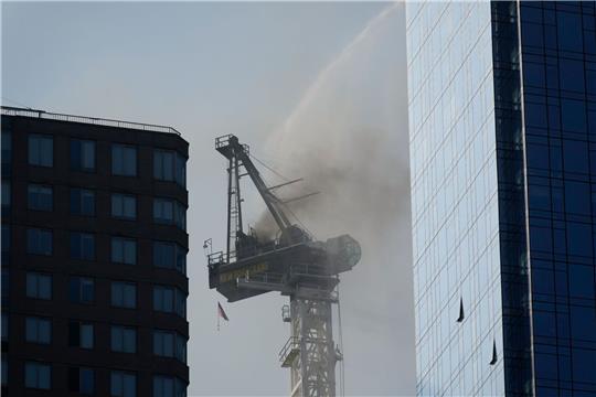 Dieser Kran hatte bei Bauarbeiten in New York Feuer gefangen und ist anschließend teilweise zusammengebrochen.