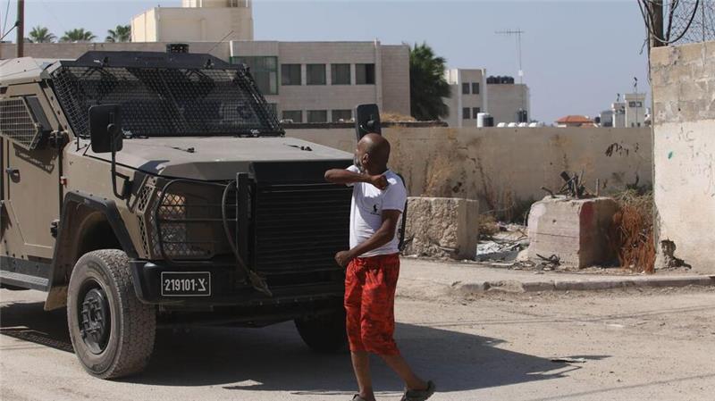 Dieser Mann bringt nonverbal zum Ausdruck, was er von den israelischen Militärfahrzeugen in der Stadt Dschenin im Westjordanland hält.