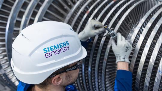 Dieser Mitarbeiter braucht einen neuen Helm: Siemens Energy ändert seinen Namen. (Archivbild)