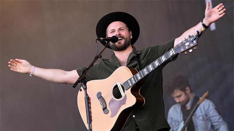 Der Musiker Ian Hooper mit Gitarre bei einem Konzert.