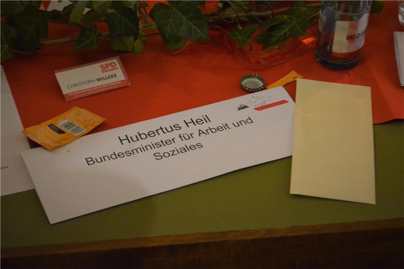 200 Gäste feiern mit den Genossen Dieser Platz bleibt leer: Arbeitsminister Heil hat krankheitsbedingt abgesagt.