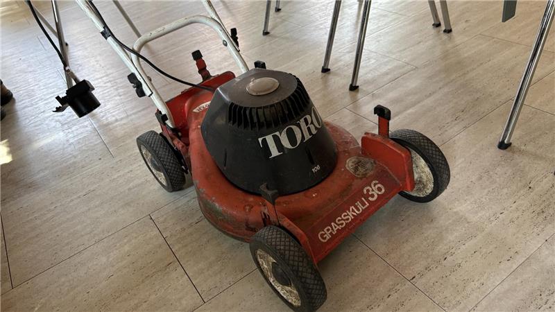 Dieser Rasenmäher hat seine besten Zeiten hinter sich. Da können auch die Männer vom Reparaturcafé nichts mehr machen.