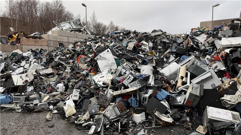 Dieser Schrotthaufen brennt in der Nach zu vergangenem Sonntag.