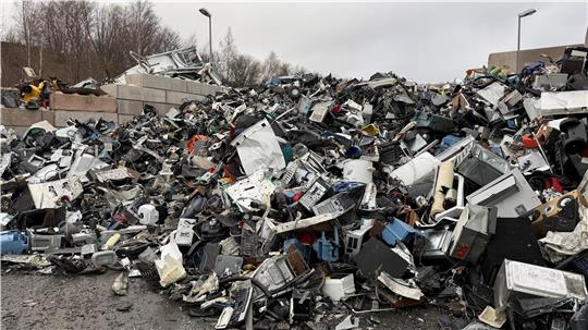 Dieser Schrotthaufen brennt in der Nach zu vergangenem Sonntag.
