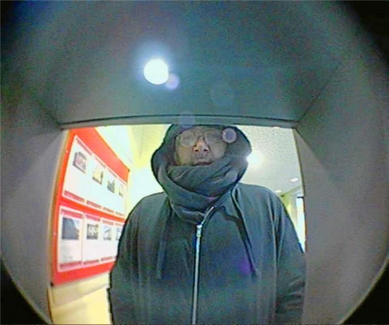Dieser Tatverdächtige soll mit einer fremden EC-Karte Geld abgehoben haben.
