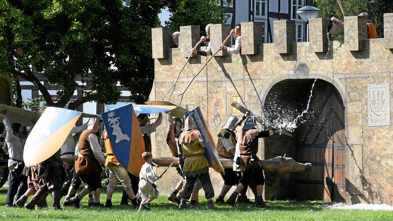 Historisches Sehusa-Spektakel in Seesener Spätsommerhitze Dieser Versuch schlägt fehl: Die Verteidiger können den Angriff mit dem Rammbock abwehren.