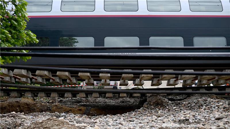 Dieser Zug musste anhalten, weil der Schotter unter den Schienen nach heftigen Regenfällen wegbrach.