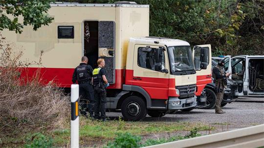 Dieser zu einem Wohnwagen umgebaute Lastwagen soll vom Tatverdächtigen sein. Die Polizei fand ihn dort nicht.