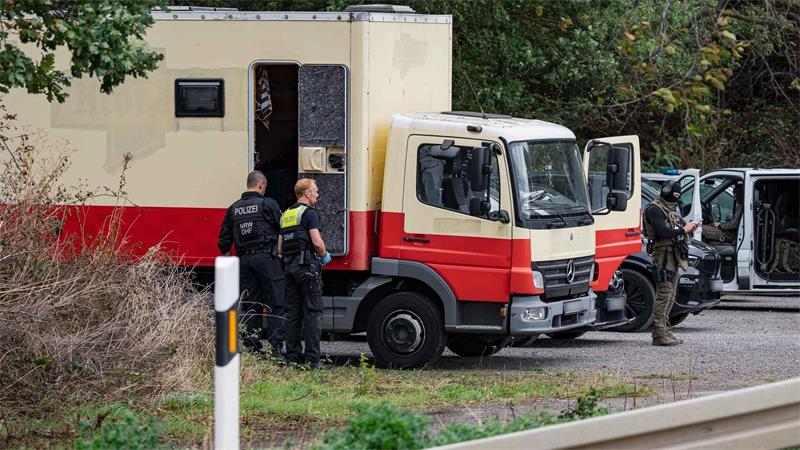 Dieser zu einem Wohnwagen umgebaute Lkw soll dem Tatverdächtigen gehören.