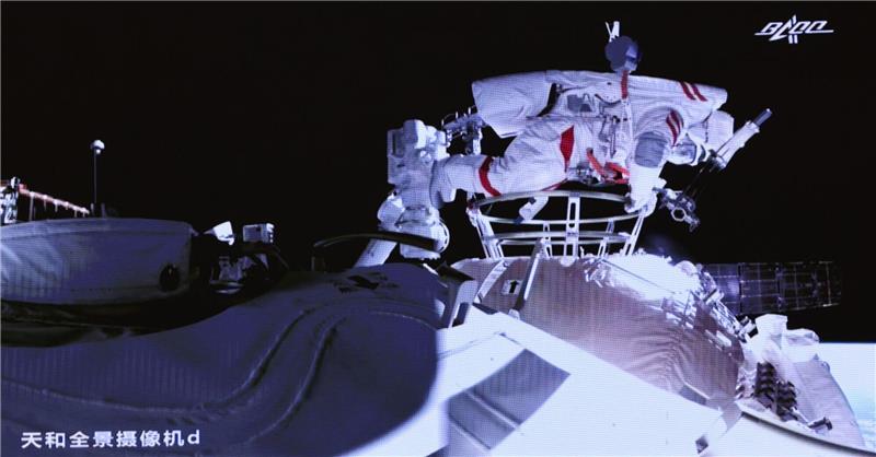 ISS vs. Tiangong: So unterscheiden sich die Raumstationen Dieses Bild der Pekinger Raumfahrtkontrollzentrum zeigt, wie der chinesische Astronaut Liu Boming aus dem Kernmodul der Raumstation «Tiangong» aussteigt.