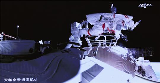 Dieses Bild der Pekinger Raumfahrtkontrollzentrum zeigt, wie der chinesische Astronaut Liu Boming aus dem Kernmodul der Raumstation «Tiangong» aussteigt.