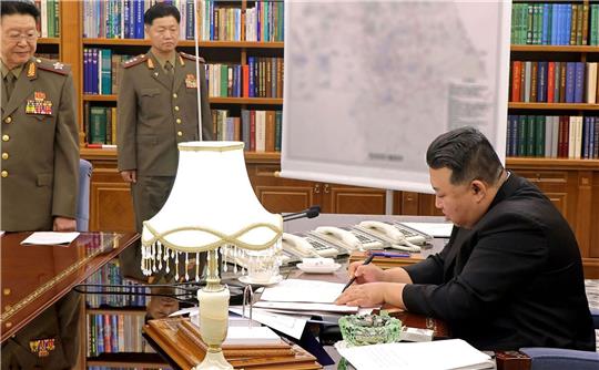 Dieses Bild soll Nordkoreas Machthaber Kim Jong Un im Hauptquartier der Arbeiterpartei in Pjöngjang zeigen. Die Aufnahme wurde von der staatlichen nordkoreanischen Nachrichtenagentur KCNA zur Verfügung gestellt. Sein Inhalt kann nicht unabhängig verifiziert werden.