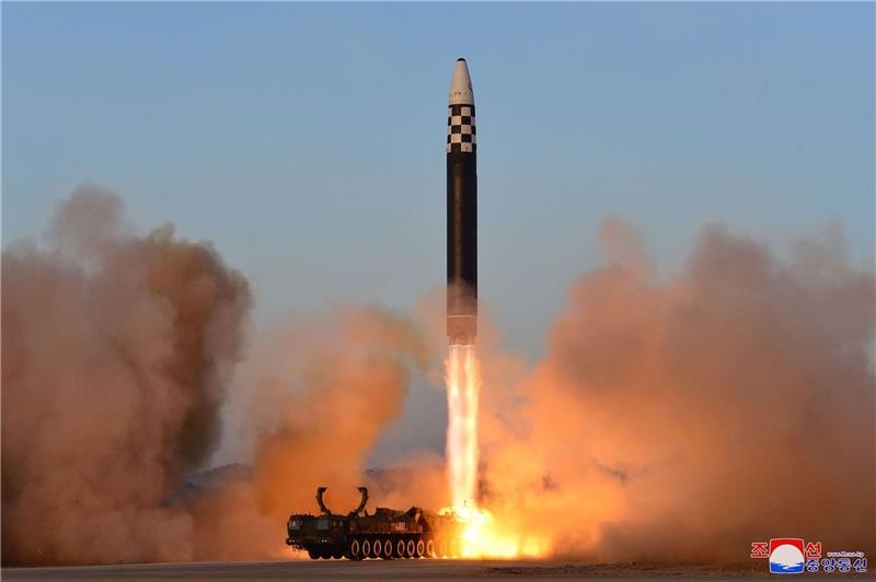 Nordkorea: Raketentest ist Warnung an die USA Dieses Bild wurde von der staatlichen nordkoreanischen Nachrichtenagentur KCNA zur Verfügung gestellt. Es zeigt nach Angaben von KCNA den Test einer Interkontinentalrakete vom Typ «Hwasong-17» in Pjöngjang am 16.03.2023. Der Inhalt kann nicht unabhängig verifiziert werden.
