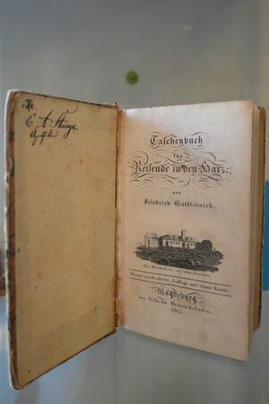 Dieses Buch bekommt Pešić von Brocken-Bennos Tochter.