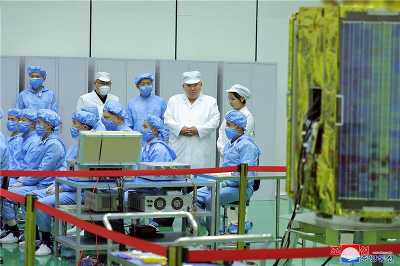 Nordkorea informiert Japan über geplanten Satellitenstart Dieses Foto soll Nordkoreas Machthaber Kim Jong Un und seine Tochter beim Besuch der nordkoreanischen Raumfahrtbehörde am 16.05.2023 zeigen. Die Aufnahme wurde von der staatlichen nordkoreanischen Nachrichtenagentur KCNA zur Verfügung gestellt und kann nicht unabhängig verifiziert werden.