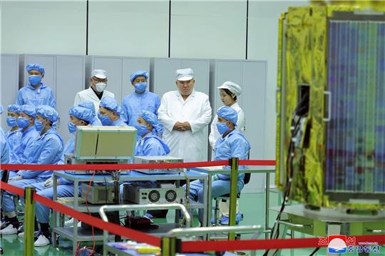 Dieses Foto soll Nordkoreas Machthaber Kim Jong Un und seine Tochter beim Besuch der nordkoreanischen Raumfahrtbehörde am 16.05.2023 zeigen. Die Aufnahme wurde von der staatlichen nordkoreanischen Nachrichtenagentur KCNA zur Verfügung gestellt und kann nicht unabhängig verifiziert werden.