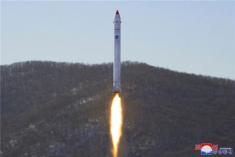 Dieses Foto zeigt angeblich den Test einer Rakete mit einem Testsatelliten auf dem Sohae-Satellitenstartplatz in Nordkorea. Das Bild wurde von der staatlichen Nachrichtenagentur KCNA zur Verfügung gestellt, sein Inhalt kann nicht unabhängig verifiziert werden.