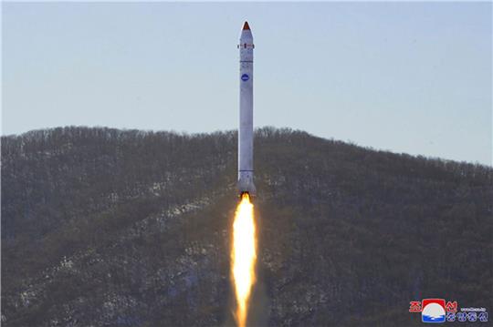 Dieses Foto zeigt angeblich den Test einer Rakete mit einem Testsatelliten auf dem Sohae-Satellitenstartplatz in Nordkorea. Das Bild wurde von der staatlichen Nachrichtenagentur KCNA zur Verfügung gestellt, sein Inhalt kann nicht unabhängig verifiziert werden.