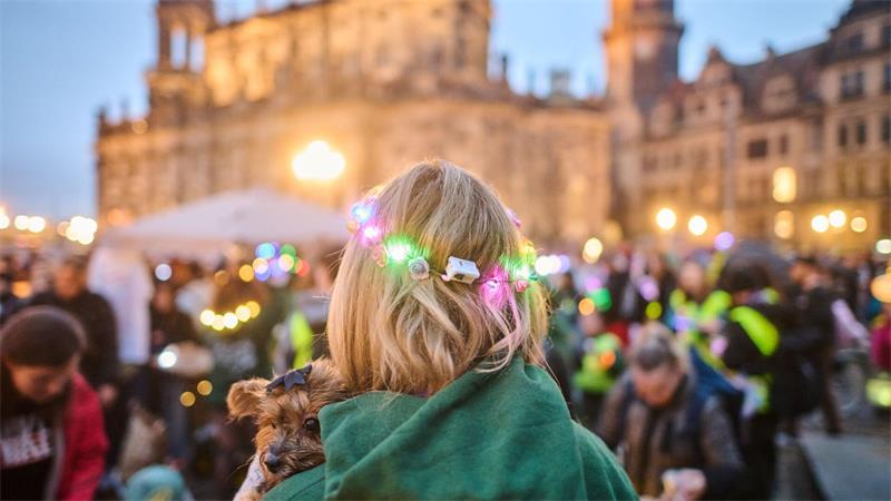 Dieses Mal war der Spaziergang ein Lichter- und Laternenlauf, weshalb einige Teilnehmer mit Lichterketten geschmückt waren.