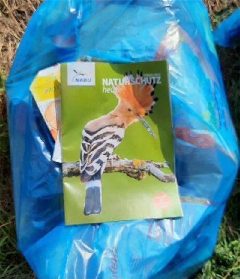 Dieses Nabu-Magazin befand sich in der illegal entsorgten Mülltüte. Foto: Polizei