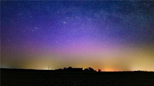 Dieses Nordlicht (Aurora borealis) wurden durch eine Wolke elektrisch geladener Teilchen eines Sonnensturms in der Erdatmosphäre erzeugt.