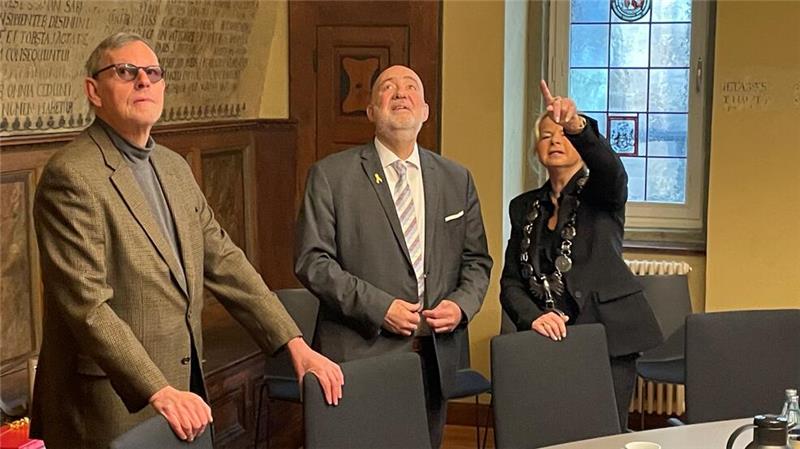 Dieses Rathaus atmet Geschichte (v.r.): Goslars Oberbürgermeisterin Urte Schwerdtner erläutert Israels Botschafter Ron Prosor und Rolf Schütte aus dem Winterabend-Team das jahrhundertealte Senatorenzimmer.