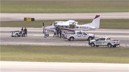Dieses Standbild aus einem Video von WPTV zeigt Rettungskräfte, die vor einem Cessna-Flugzeug auf dem Palm Beach International Airport stehen. Foto: picture alliance/dpa/WPTV/AP | Wptv