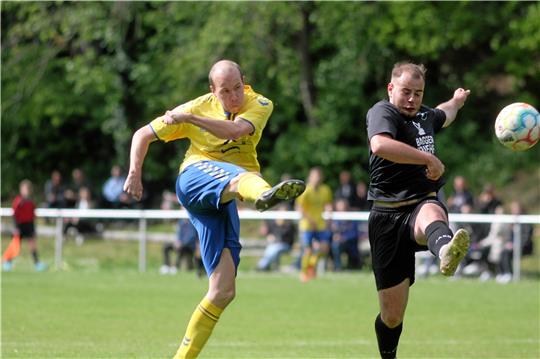 Dieses Tor kann der FG Vienenburg/Wiedelah noch richtig weh tun: Gieldes Christopher Brunokowski trifft zum 2:2, Loris-André Biehl kann nicht mehr eingreifen. Foto: Gietemann